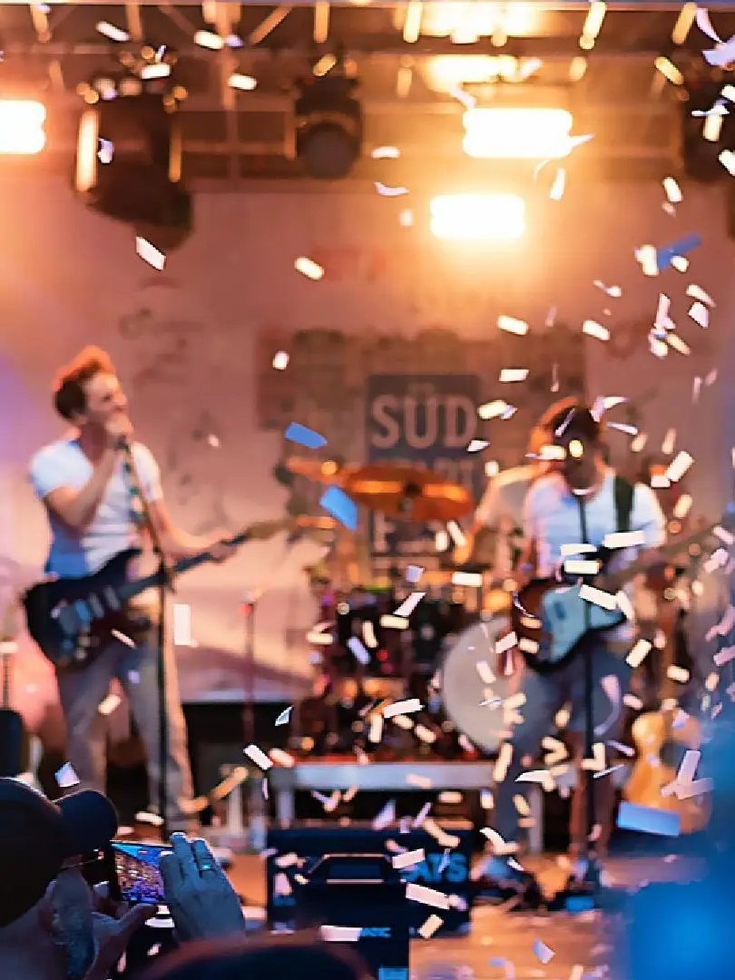 Band spielt vor Publikum mit Konfetti auf dem Südstadtfest Köln