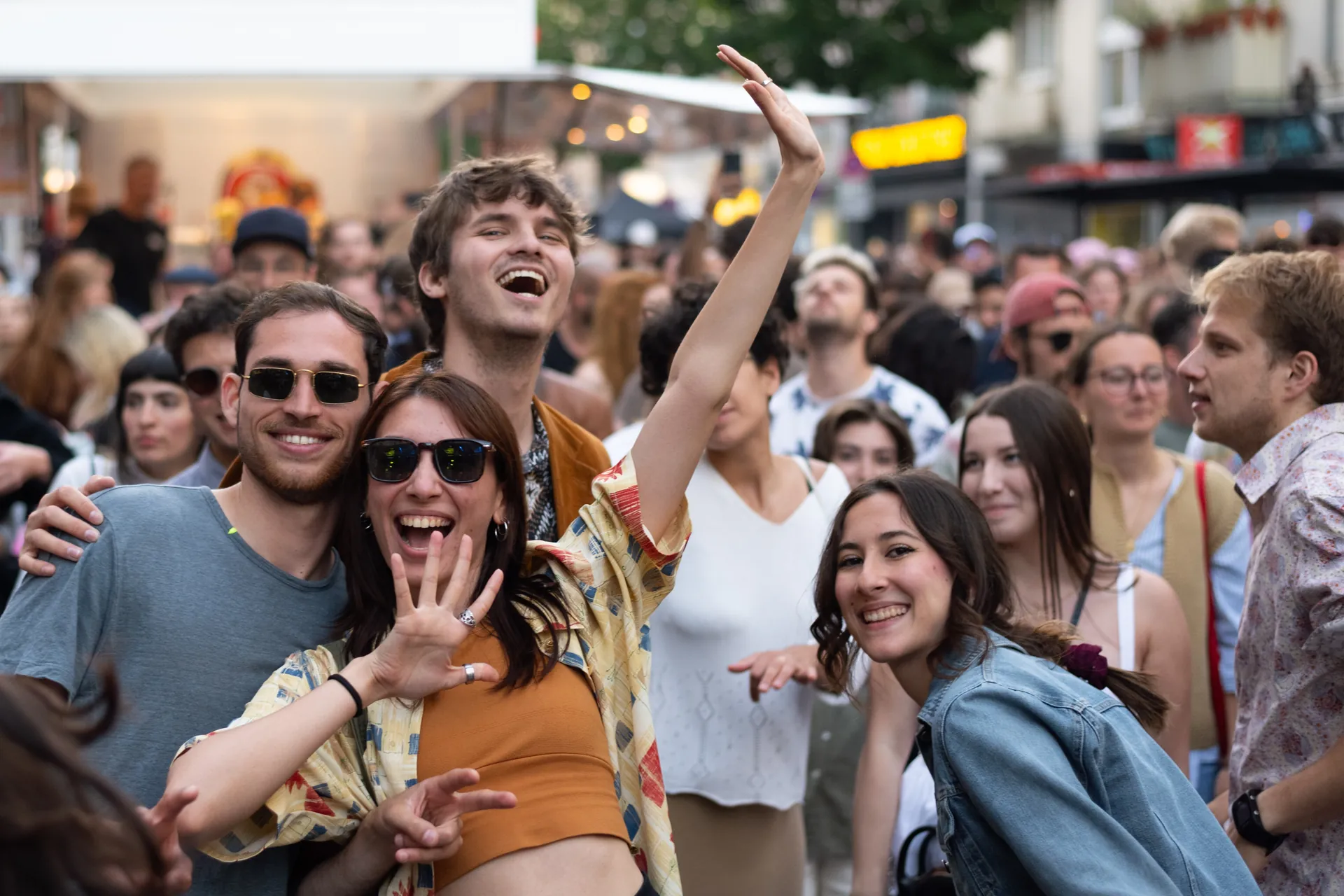 Eine Gruppe junger Leute lacht und posiert gut gelaunt für ein Foto auf dem Südstadtfest.