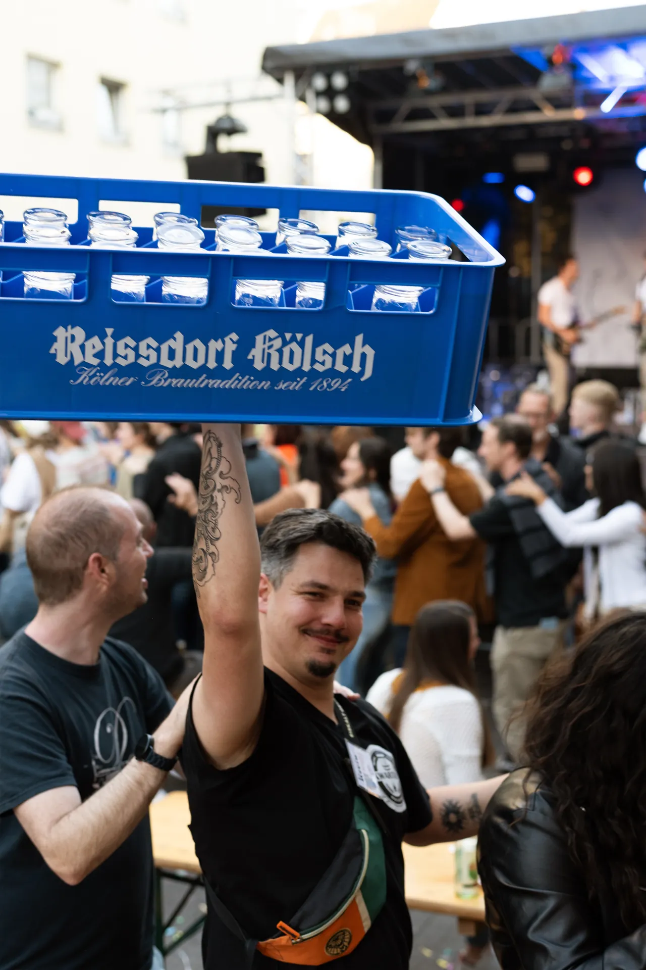 Kellner mit Kölsch-Tablett beim Südstadtfest