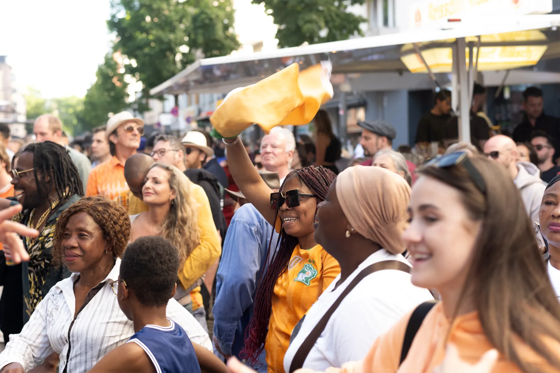 Menschenmenge auf der Bonner Straße beim Südstadtfest