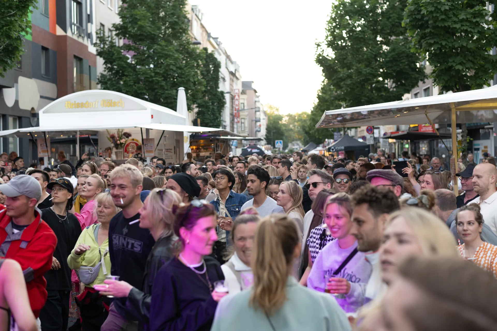 Menschenmenge auf der Bonner Straße beim Südstadtfest Köln