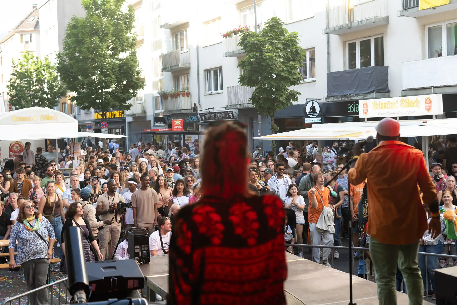 Menschenmenge vor der Bühne beim Südstadtfest Köln