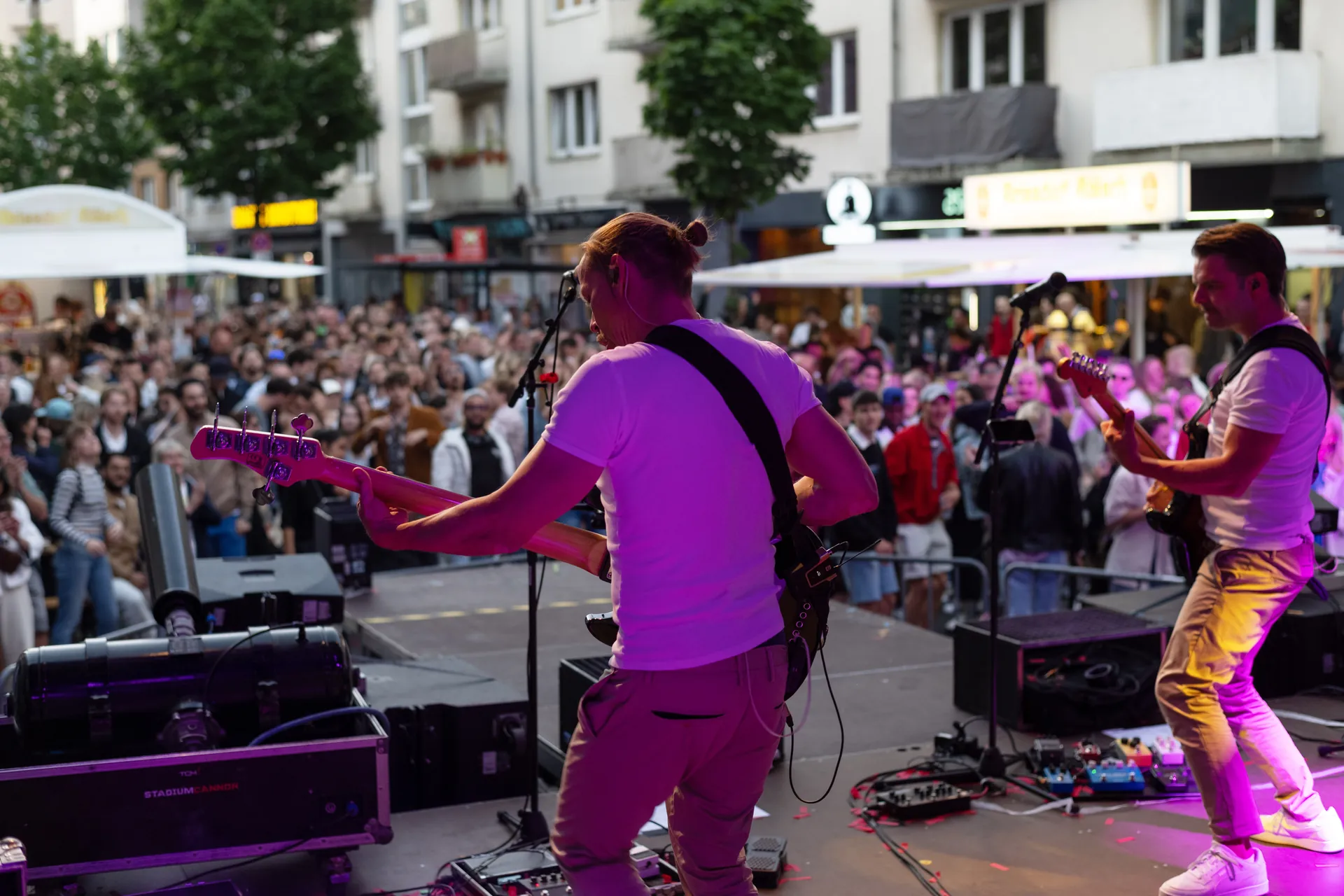 Zwei Musiker spielen Gitarre auf einer Bühne vor großem Publikum auf dem Südstadtfest in Köln.