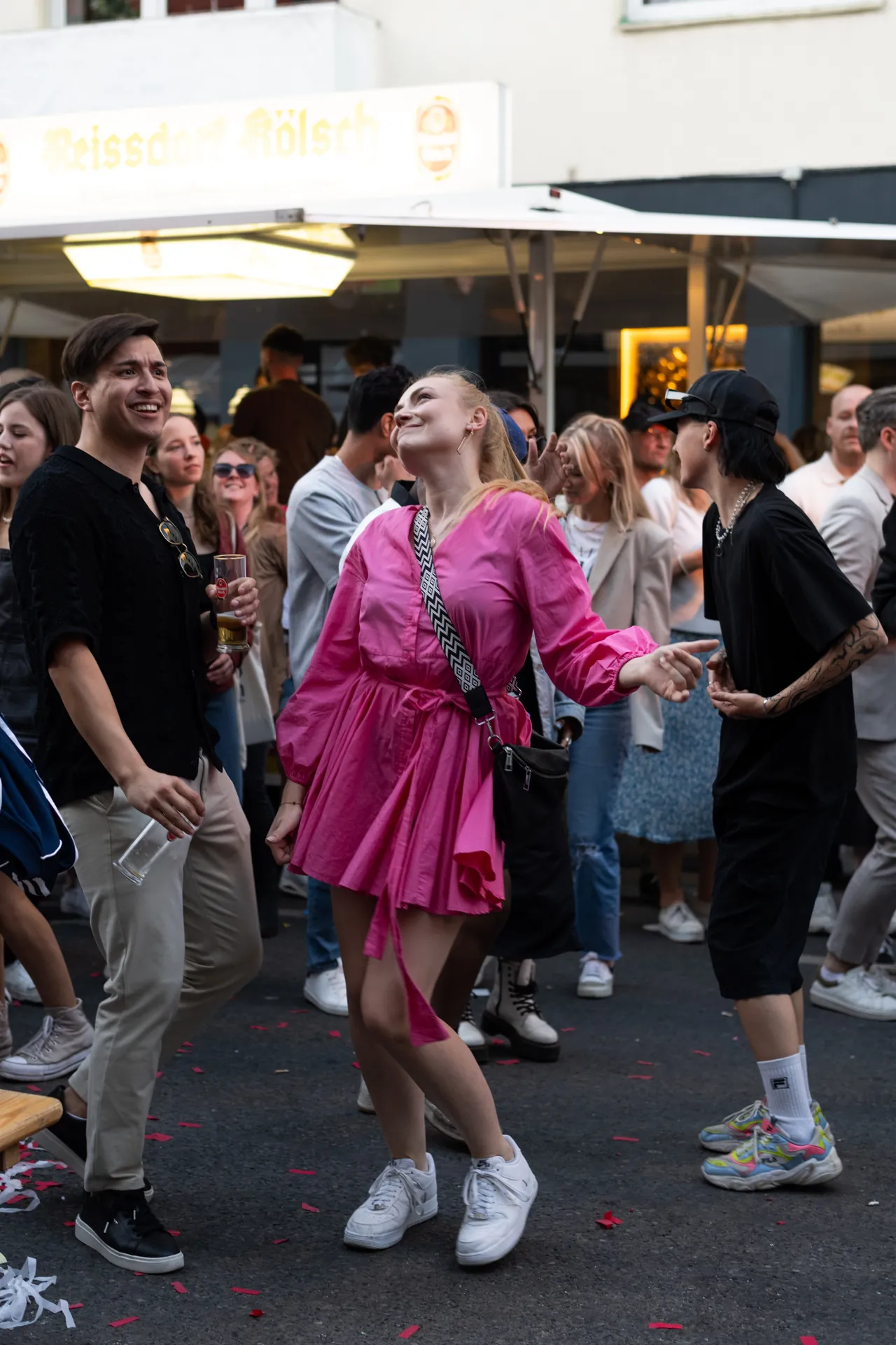 Tanzende Menschenmenge auf dem Südstadtfest Köln