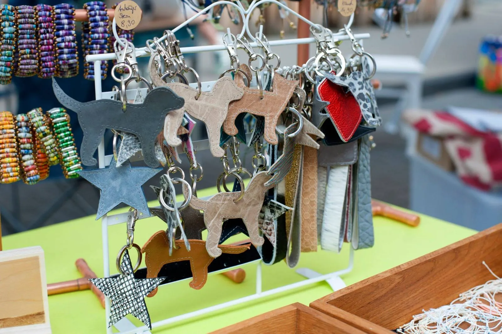 Handgemachte Leder-Schlüsselanhänger in Hunde- und Sternform