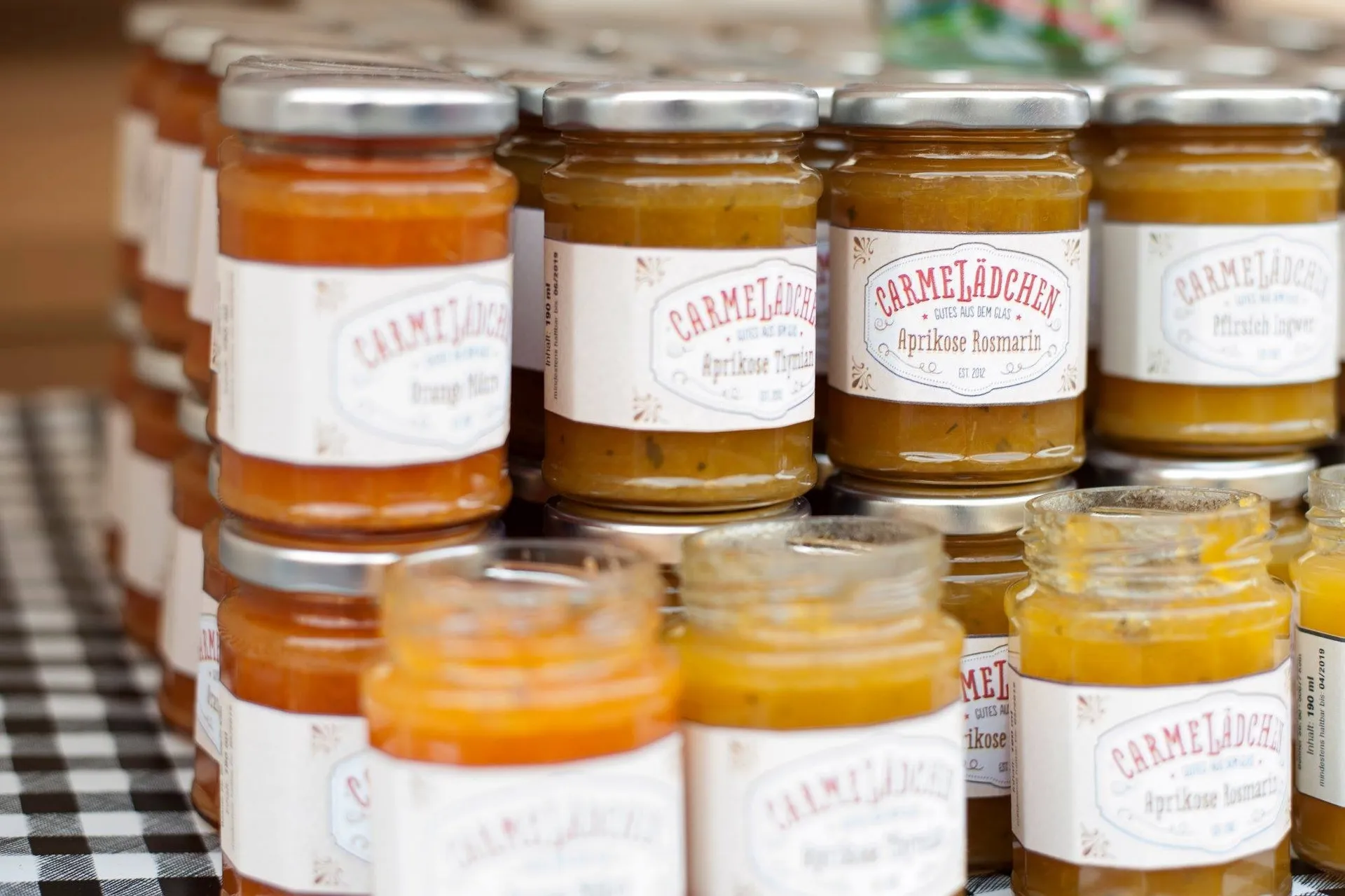 Handgemachte Marmeladen von Carmelädchen in verschiedenen Sorten auf dem Südstadtfest