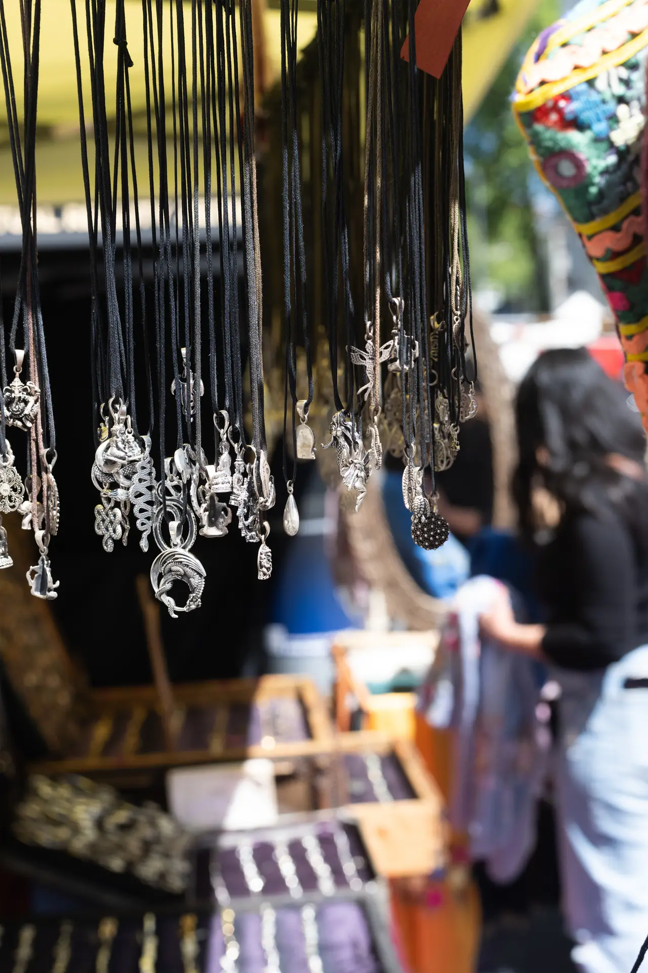 Handgefertigte Silberschmuck-Anhänger auf einem Display