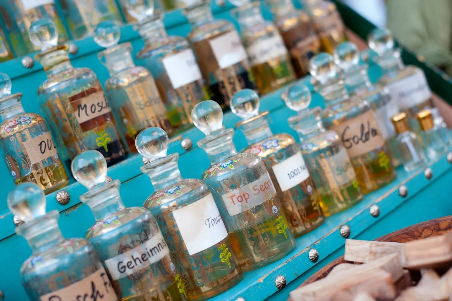 Kleine Parfümflaschen verschiedener Sorten auf einem Marktstand