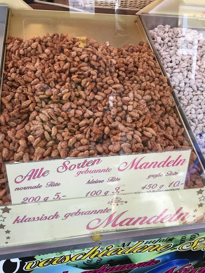 Große Auswahl an frisch gebrannten Mandeln auf einem Marktstand